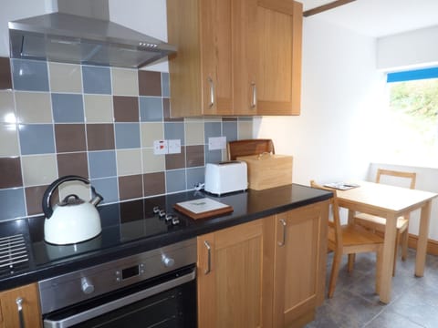 Cottage | Private kitchen | Microwave, stovetop, dishwasher, electric kettle