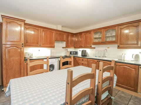 Cottage | Private kitchen | Fridge, microwave, stovetop, highchair