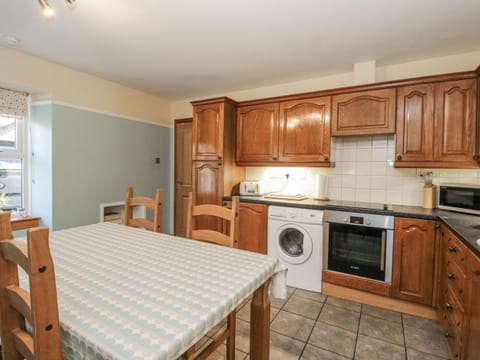 Cottage | Private kitchen | Fridge, microwave, stovetop, highchair