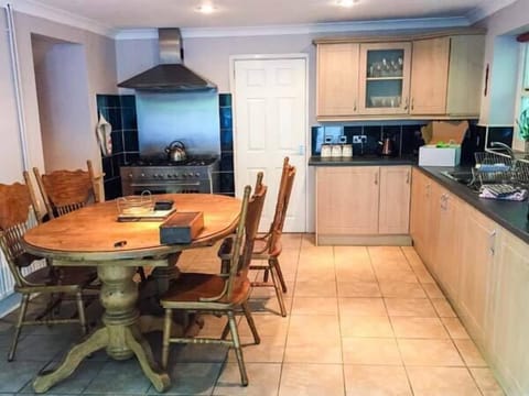 Cottage | Private kitchen | Dishwasher, cookware/dishes/utensils