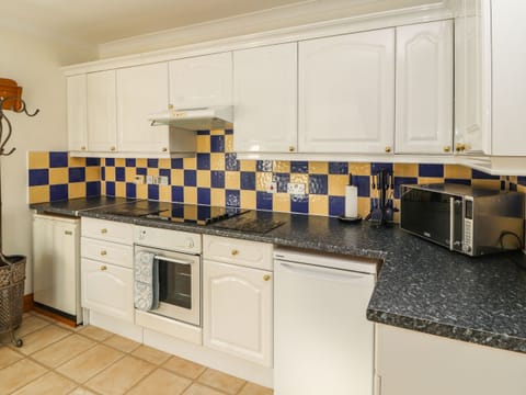Cottage | Private kitchen | Fridge, microwave, stovetop, highchair