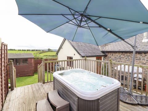 Cottage | Outdoor spa tub