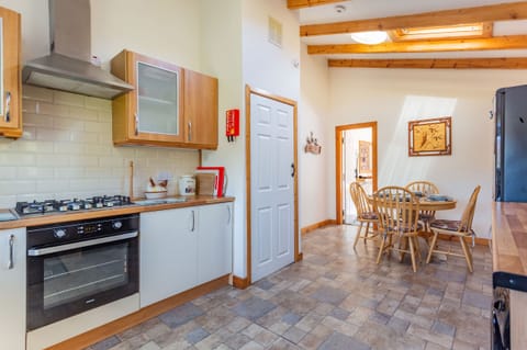 Cottage | Private kitchen | Microwave, stovetop, dishwasher, cookware/dishes/utensils