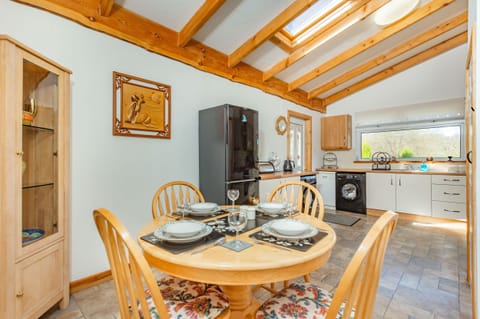 Cottage | Private kitchen | Microwave, stovetop, dishwasher, cookware/dishes/utensils