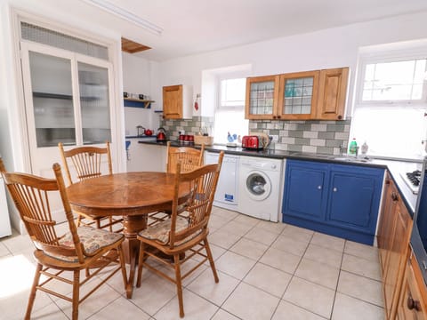 Cottage | Private kitchen | Microwave, stovetop, dishwasher, cookware/dishes/utensils