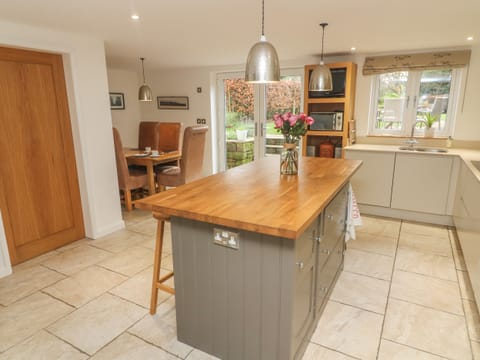 Cottage | Private kitchen | Microwave, stovetop, dishwasher, electric kettle