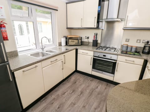 Cottage | Private kitchen | Microwave, stovetop, dishwasher, highchair