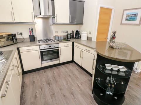 Cottage | Private kitchen | Microwave, stovetop, dishwasher, highchair