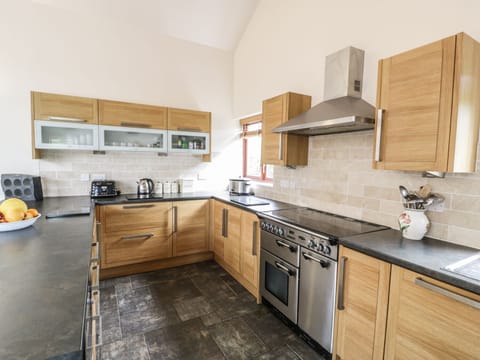 Cottage | Private kitchen | Stovetop, dishwasher, cookware/dishes/utensils