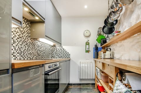 Cottage | Private kitchen | Microwave, stovetop, dishwasher, electric kettle