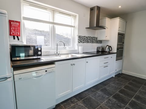 Cottage | Private kitchen | Microwave, stovetop, dishwasher, highchair