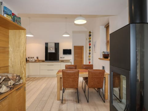 Cottage | Private kitchen | Microwave, stovetop, dishwasher, cookware/dishes/utensils