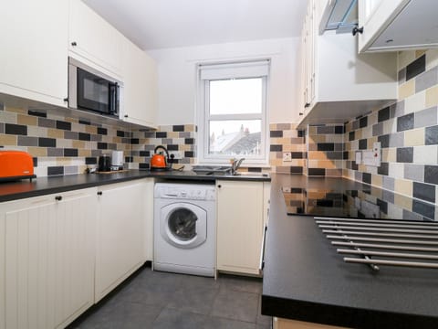 Cottage | Private kitchen | Oven, stovetop, dishwasher, highchair