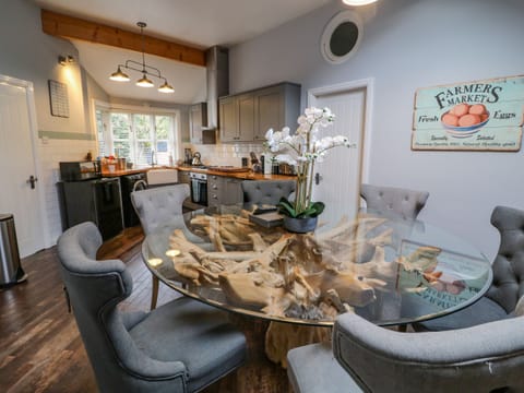 Cottage | Dining