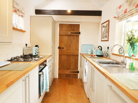 Cottage | Private kitchen | Microwave, stovetop, dishwasher, electric kettle