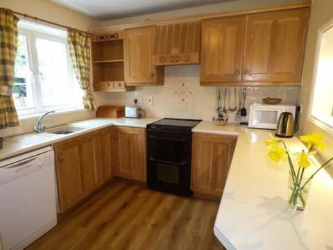 Cottage | Private kitchen | Microwave, stovetop, dishwasher, highchair