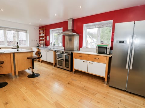 Cottage | Private kitchen | Dishwasher, cookware/dishes/utensils