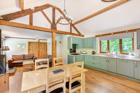 Cottage | Private kitchen | Microwave, stovetop, dishwasher, cookware/dishes/utensils