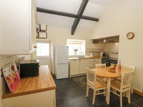 Cottage | Private kitchen | Dishwasher, cookware/dishes/utensils
