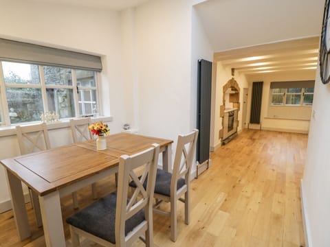 Cottage | Private kitchen | Dishwasher, cookware/dishes/utensils