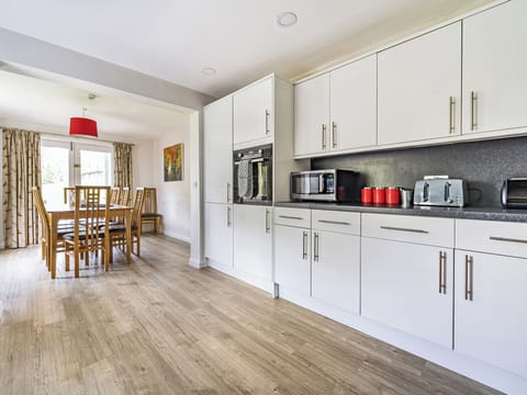 Cottage | Private kitchen | Microwave, stovetop, dishwasher, highchair