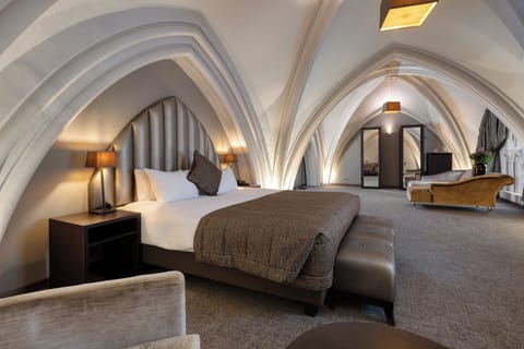 Deluxe Studio Suite | In-room safe, desk, laptop workspace, iron/ironing board