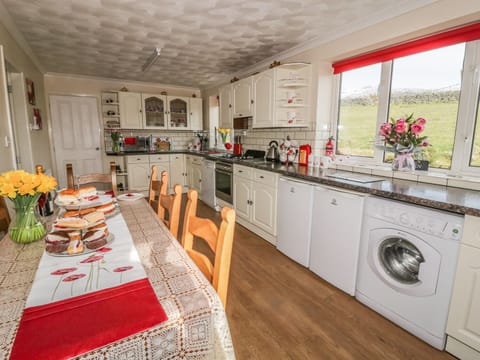 Cottage | Private kitchen | Dishwasher, highchair, cookware/dishes/utensils