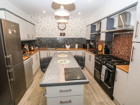 Cottage | Private kitchen | Fridge, dishwasher, highchair, cookware/dishes/utensils