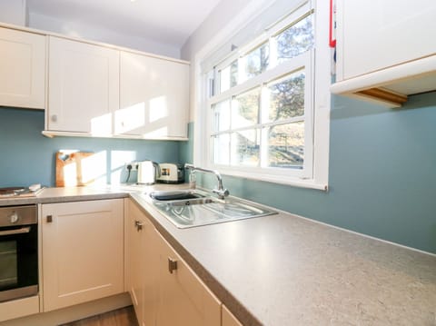 Cottage | Private kitchen | Stovetop, dishwasher, highchair, cookware/dishes/utensils