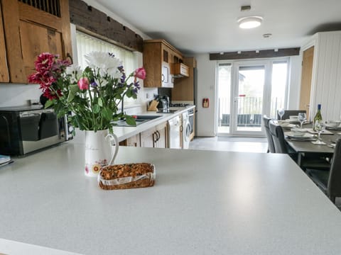 Cottage | Private kitchen | Dishwasher, cookware/dishes/utensils