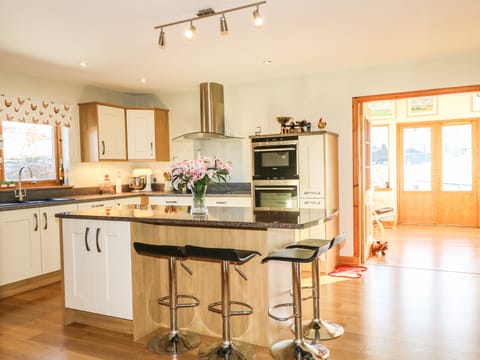 Cottage | Private kitchen | Microwave, stovetop, dishwasher, highchair