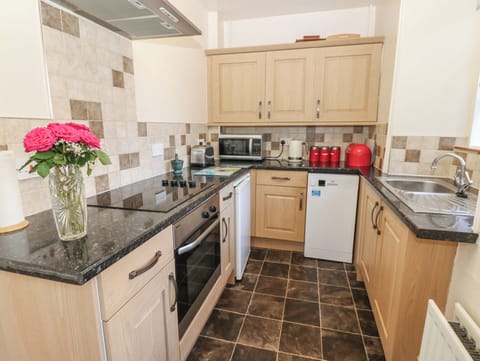 Cottage | Private kitchen | Dishwasher, highchair, cookware/dishes/utensils