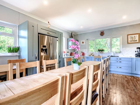 Cottage | Private kitchen | Dishwasher, highchair, cookware/dishes/utensils