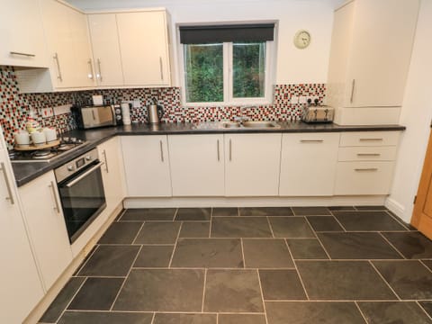 Cottage | Private kitchen | Stovetop, dishwasher, highchair, cookware/dishes/utensils