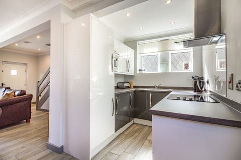 Cottage | Private kitchen | Stovetop, dishwasher, highchair, cookware/dishes/utensils