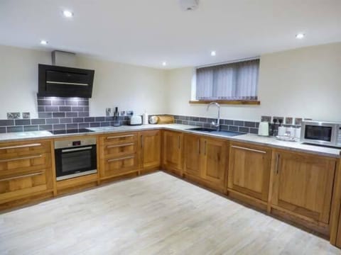 Cottage | Private kitchen | Fridge, microwave, stovetop, dishwasher