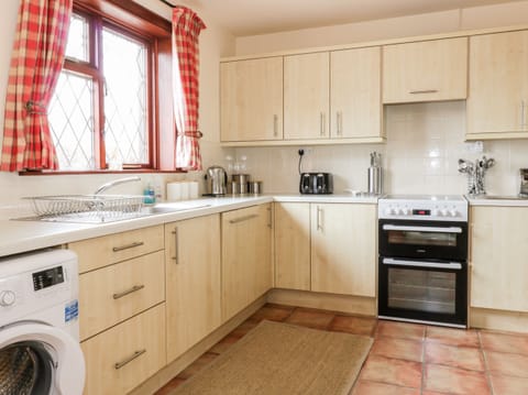 Cottage | Private kitchen | Fridge, microwave, stovetop, dishwasher