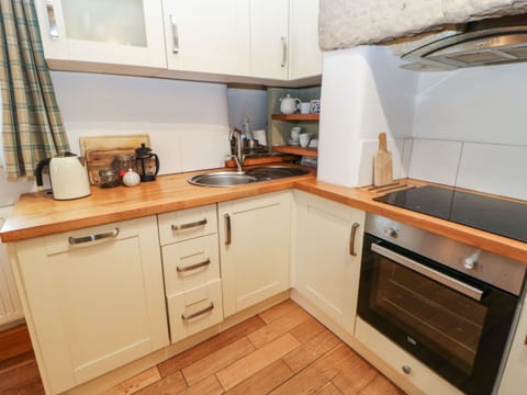 Cottage | Private kitchen | Fridge, stovetop, dishwasher, highchair
