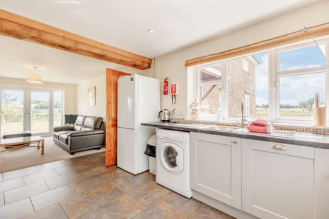 Cottage | Private kitchen | Dishwasher, cookware/dishes/utensils