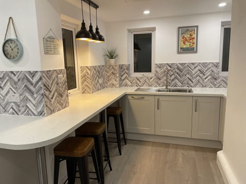 Cottage | Private kitchen | Dishwasher, highchair, cookware/dishes/utensils