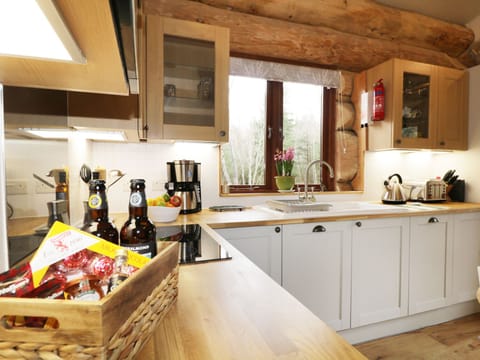 Cottage | Private kitchen | Dishwasher, highchair, cookware/dishes/utensils