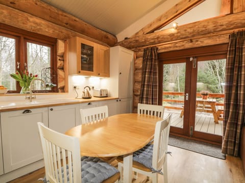 Cottage | Private kitchen | Dishwasher, highchair, cookware/dishes/utensils