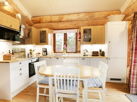 Cottage | Private kitchen | Dishwasher, highchair, cookware/dishes/utensils