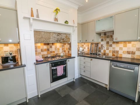 Cottage | Private kitchen | Stovetop, dishwasher, highchair, cookware/dishes/utensils