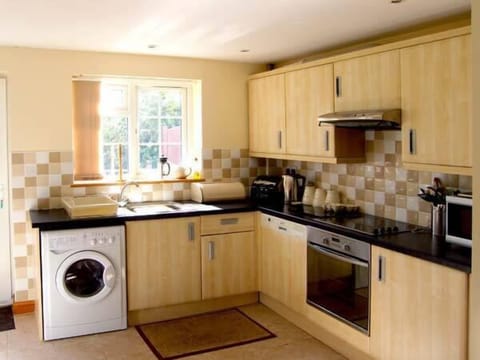 Cottage | Private kitchen | Dishwasher, highchair, cookware/dishes/utensils