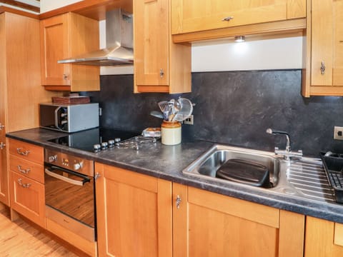 Cottage | Private kitchen | Dishwasher, cookware/dishes/utensils
