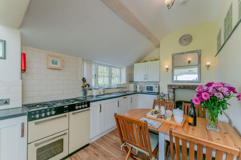Cottage | Private kitchen | Fridge, dishwasher, cookware/dishes/utensils