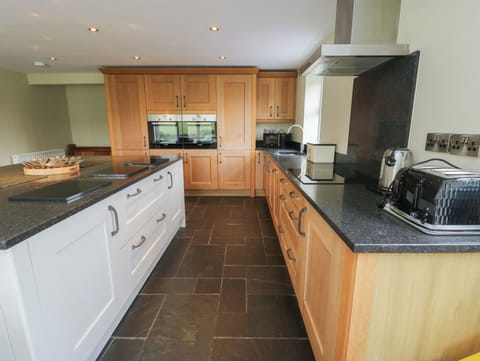 Cottage | Private kitchen | Fridge, microwave, stovetop, dishwasher
