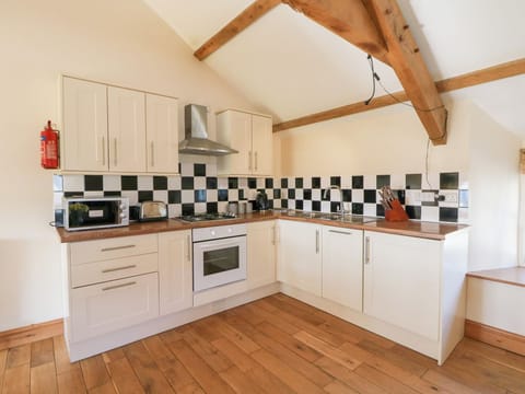 Cottage | Private kitchen | Dishwasher, cookware/dishes/utensils