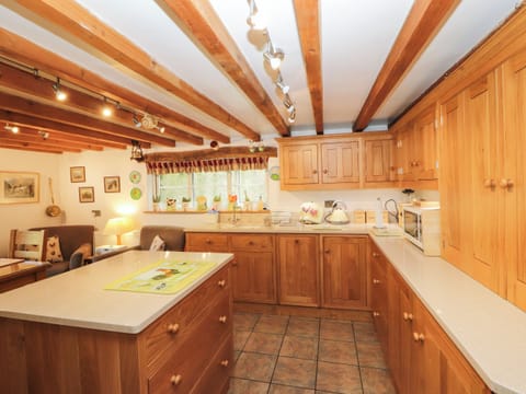 Stovetop, dishwasher, highchair, cookware/dishes/utensils